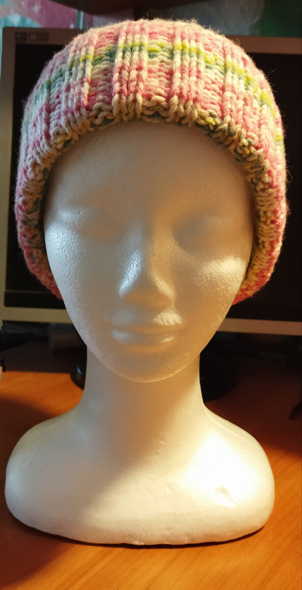 Для данной шапки я использовала Троицкую пряжу (50%шерсти мериноса ,50%акрила) в 100граммах 330метров чулочные спицы 2.5 