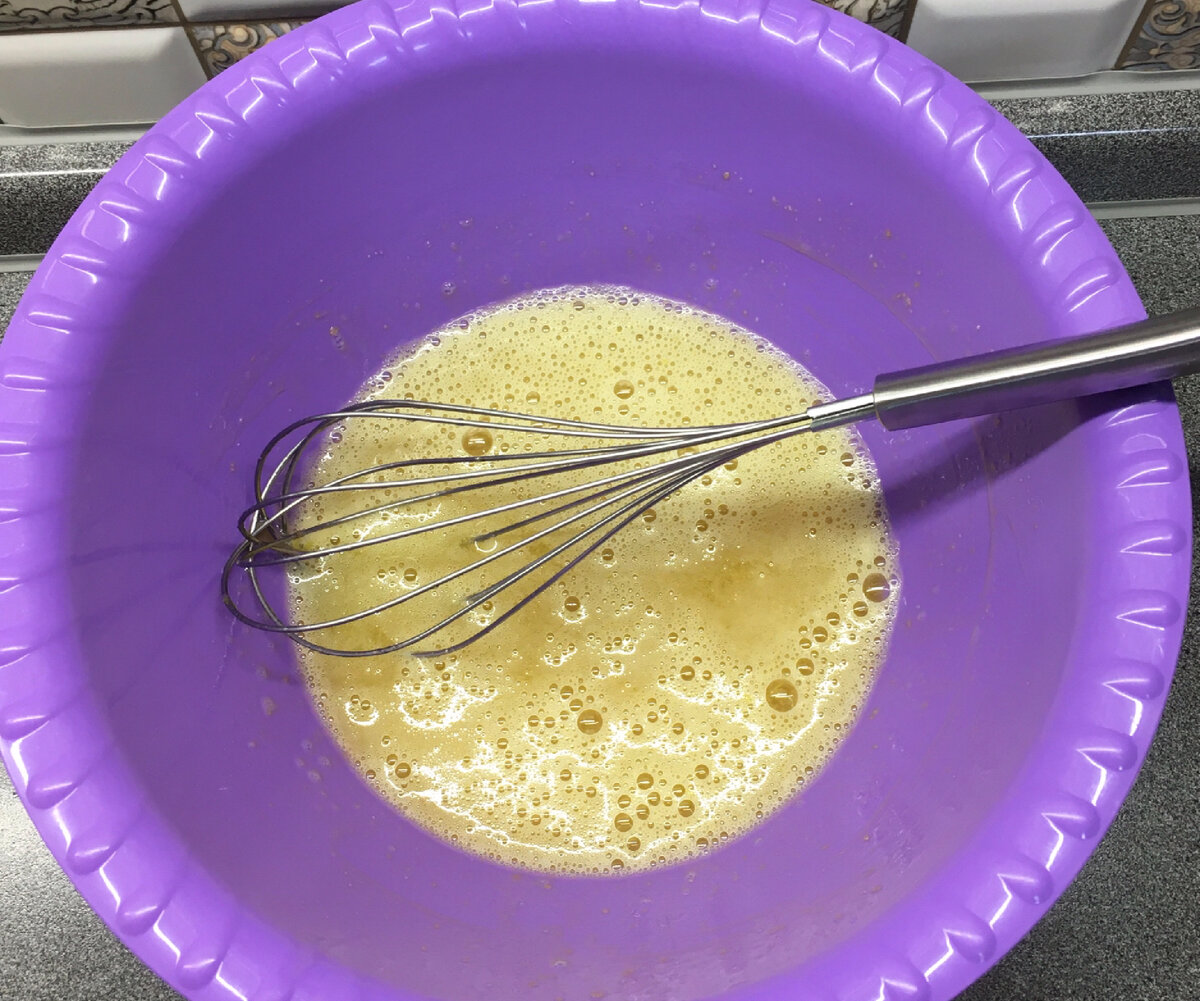 Сегодня хочу рассказать, как я готовлю вкусные, пышные оладьи. А также нашла способ, как быстро выкладывать тесто на сковороду, не используя ложку.-2