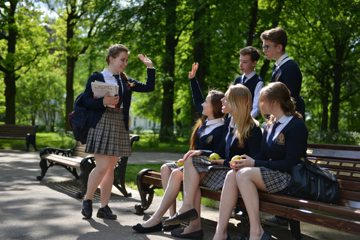Schoolchildren (15-16 year красноярск. фото детей 2 класса со спины на телефон в классе. ученики сидят друг за другом фото. модные студенты. ей нравится школа.