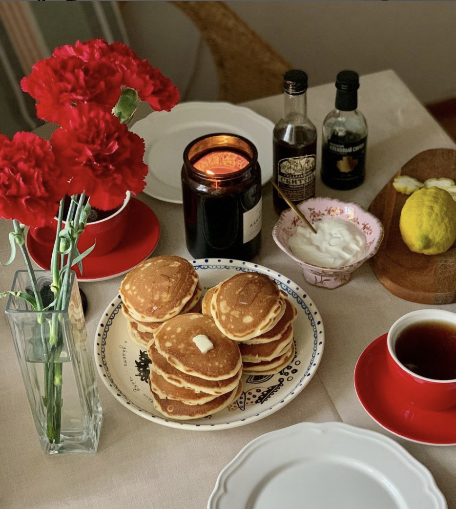 Баловались плюшками и беседовали