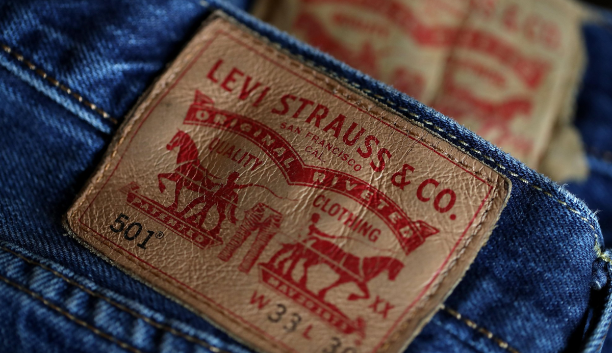 Знаменитая фирменная нашивка Levi's использует символы вместо слов. Дизайн визуально указывает на долговечность изделия, когда две лошади тщетно пытаются разорвать джинсы