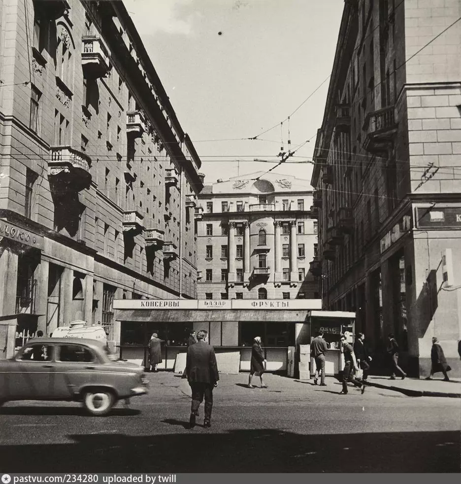 Улица Солянка у дома 1. 1965 – 1975 г. Бывшие доходные дома Московского купеческого общества. Источник https://pastvu.com/p/234280.