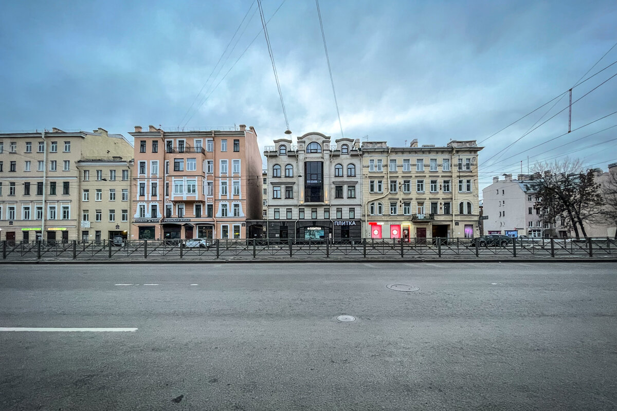 Современный дом не выбивается из стройного ряда.