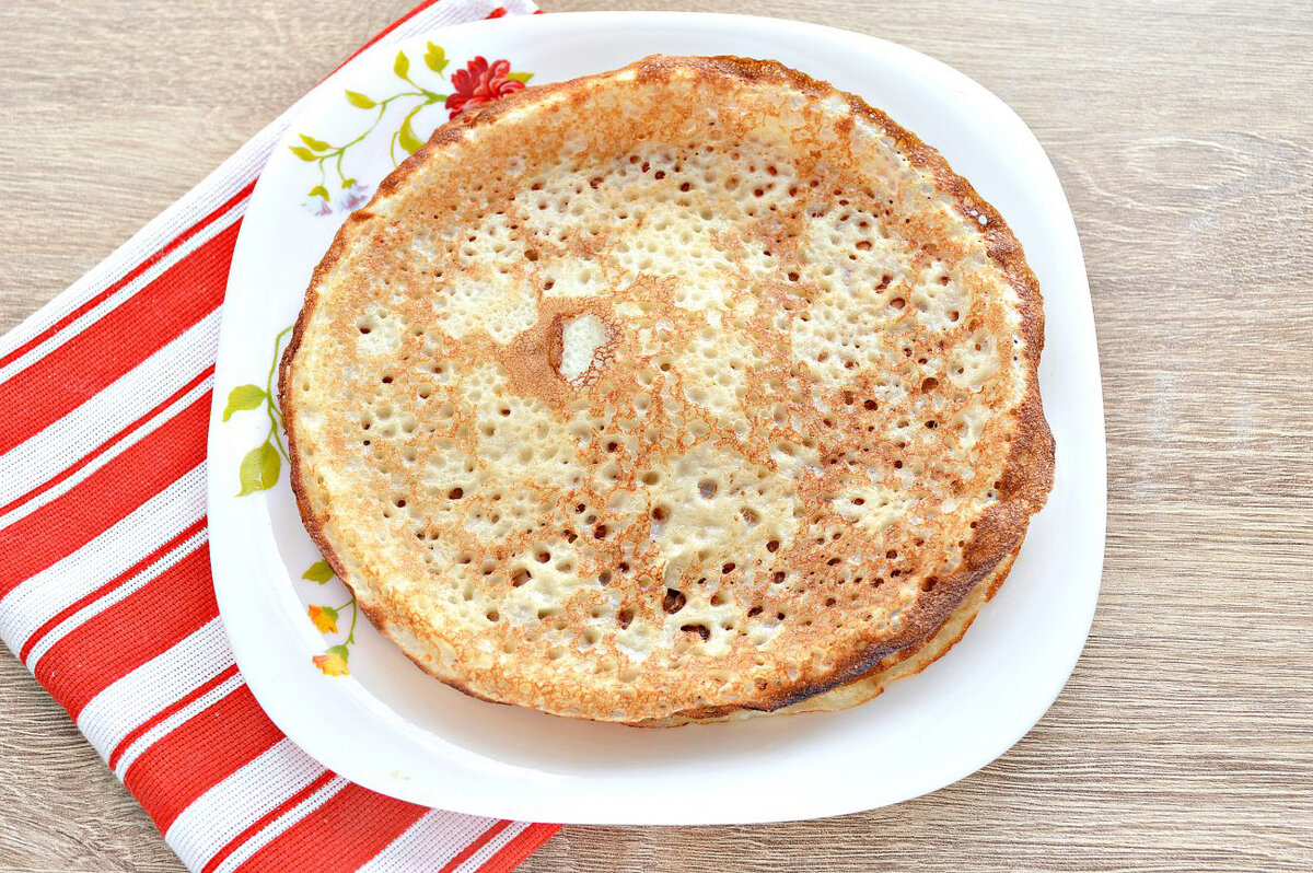 блины тонкие со сметаной. блины со сметаной. тонкие блины на сметане рецепт с дырочками. блины с дырочками. блинчики на кипятке.