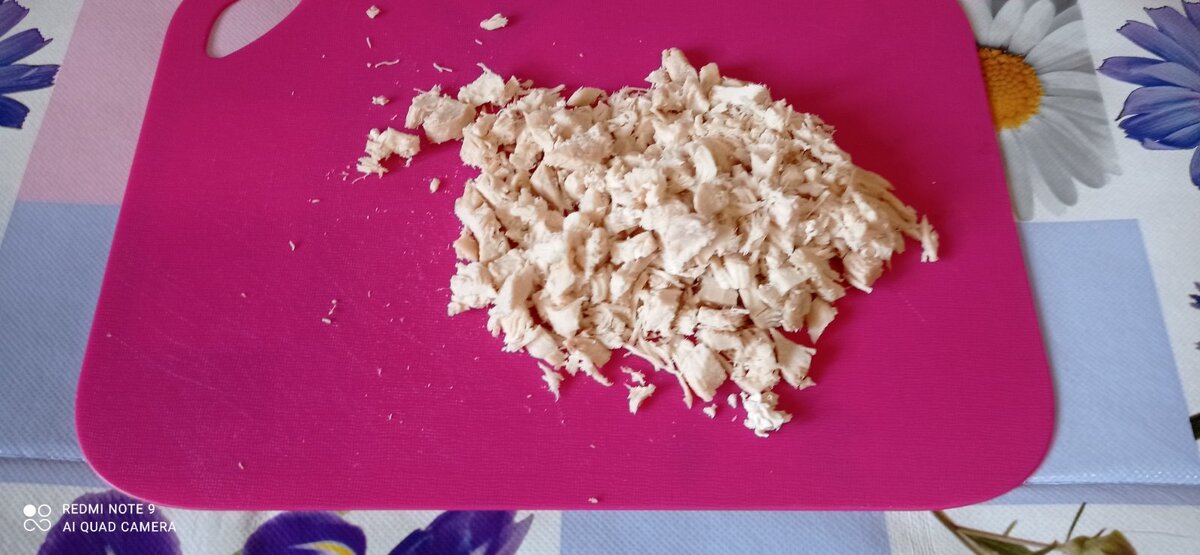 Куриное филе мелко порезать. 