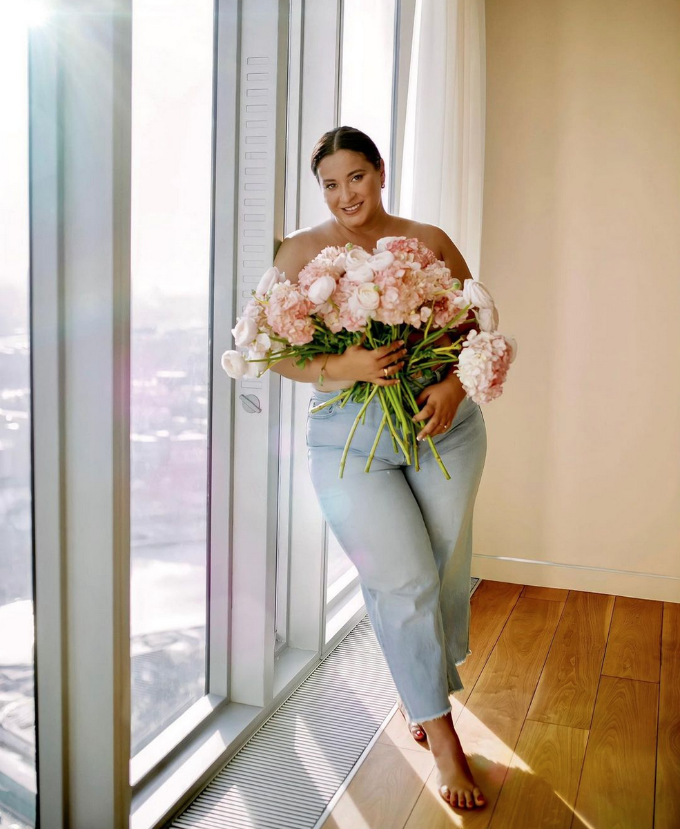 Это я, Вика Дмитриева — семейный психолог, телеведущая, автор книг «Это же ребенок» и «Это же любовь» и мама троих детей.