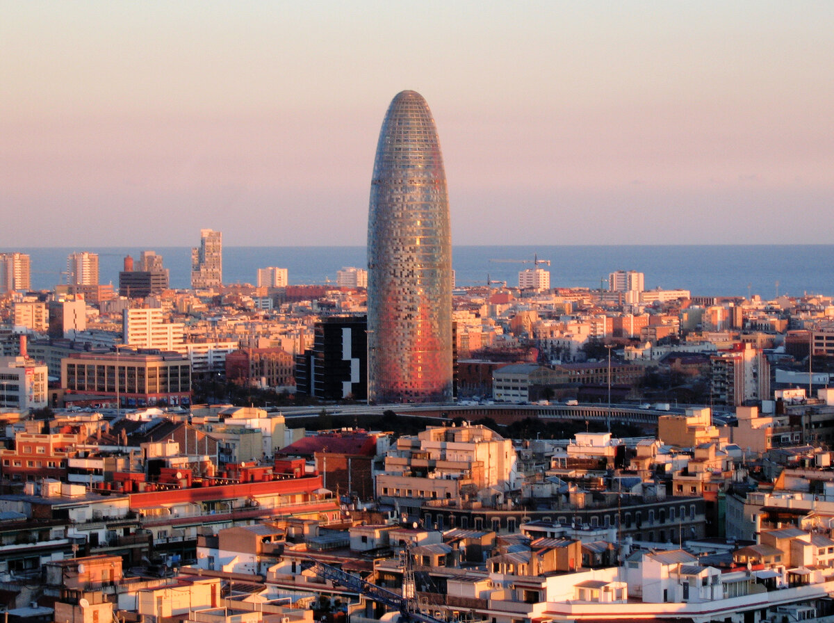 «Торре Абгар» в Барселоне, высота — 142 метра 
Фото: https://commons.wikimedia.org/wiki/File:Torre_Agbar._Barcelona.jpg
