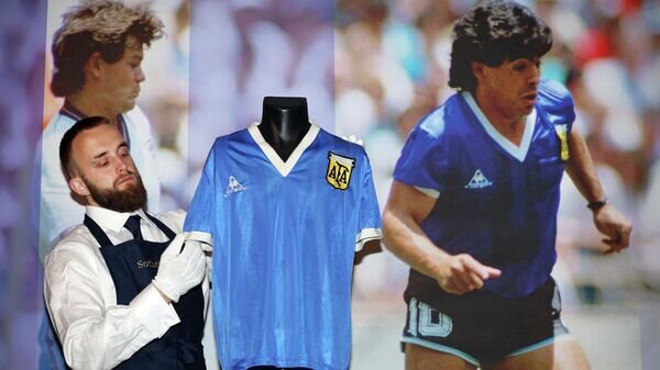    Футболка Марадоны с четвертьфинала ЧМ-1986© AFP 2022 / ADRIAN DENNIS
