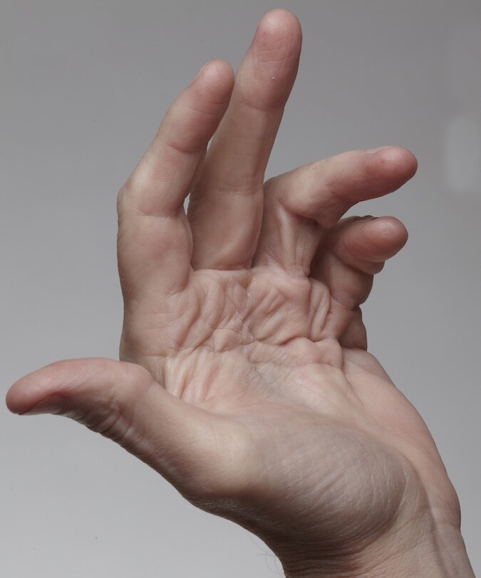 Средний палец на руке фото