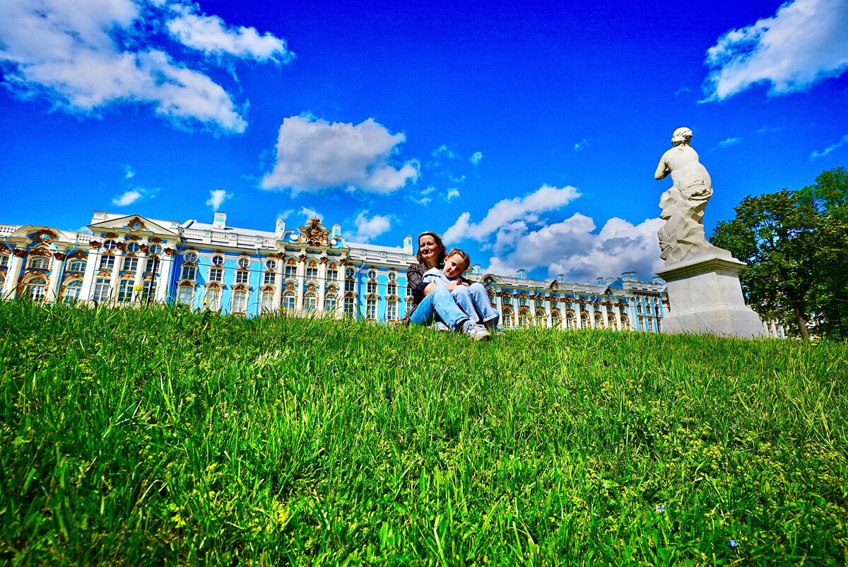 По газону не ходили, только сидели =) 