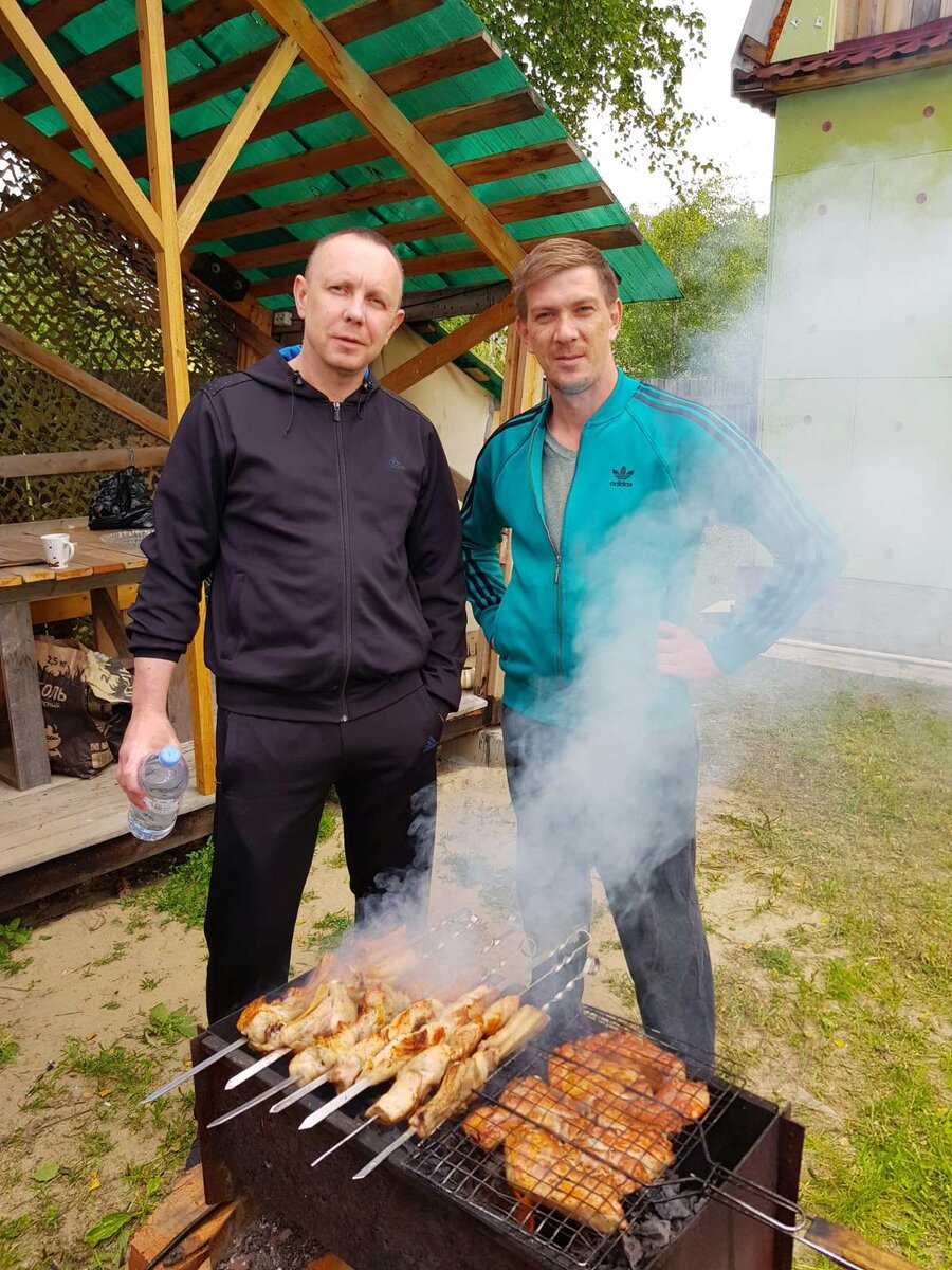 С добрыми друзьями и в весёлой компании мясо всегда вкуснее