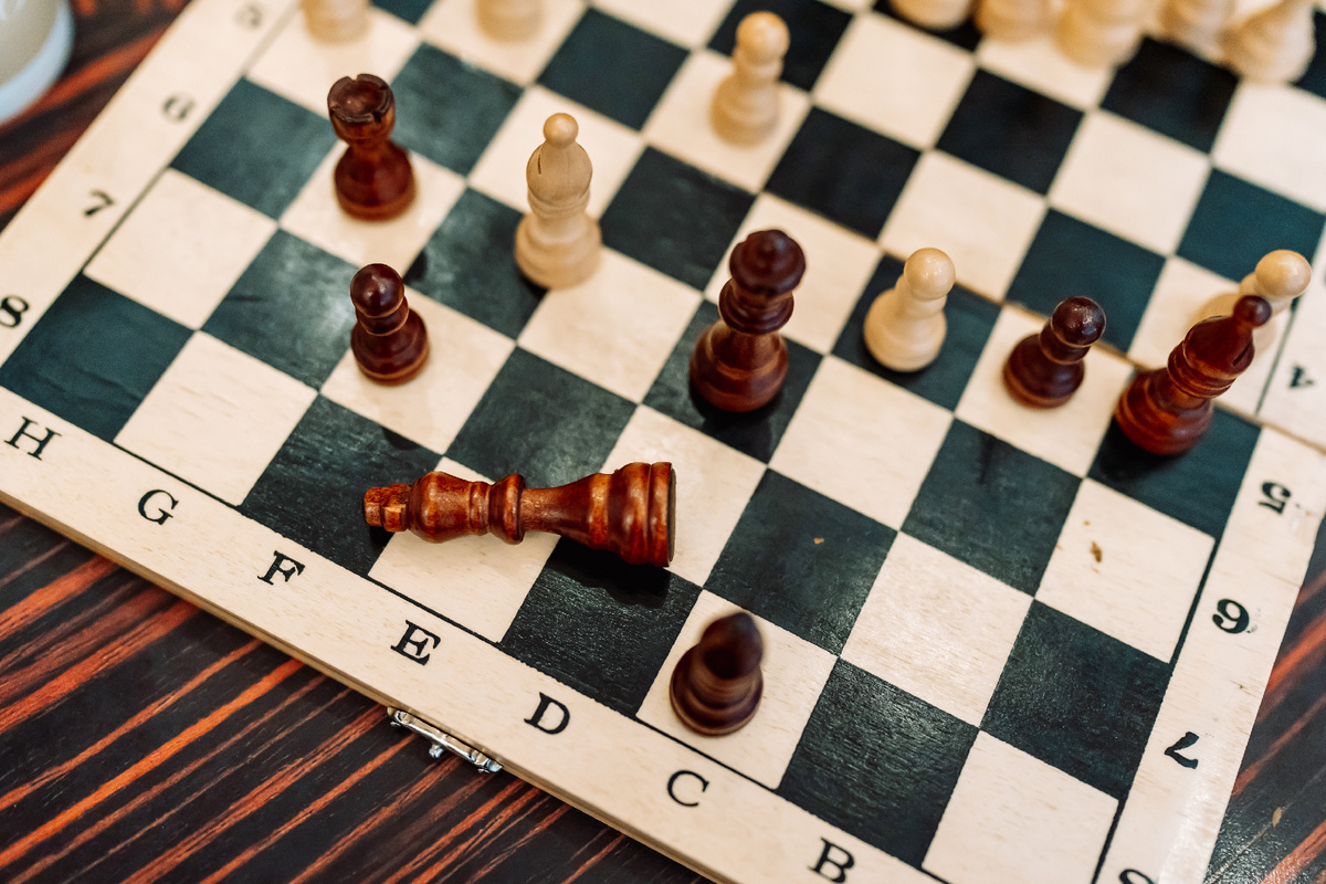 Всем привет! Меня зовут Елена Сокол и я логопед-практик. Я помогаю обычным мамам заниматься со своими детьми самостоятельно.