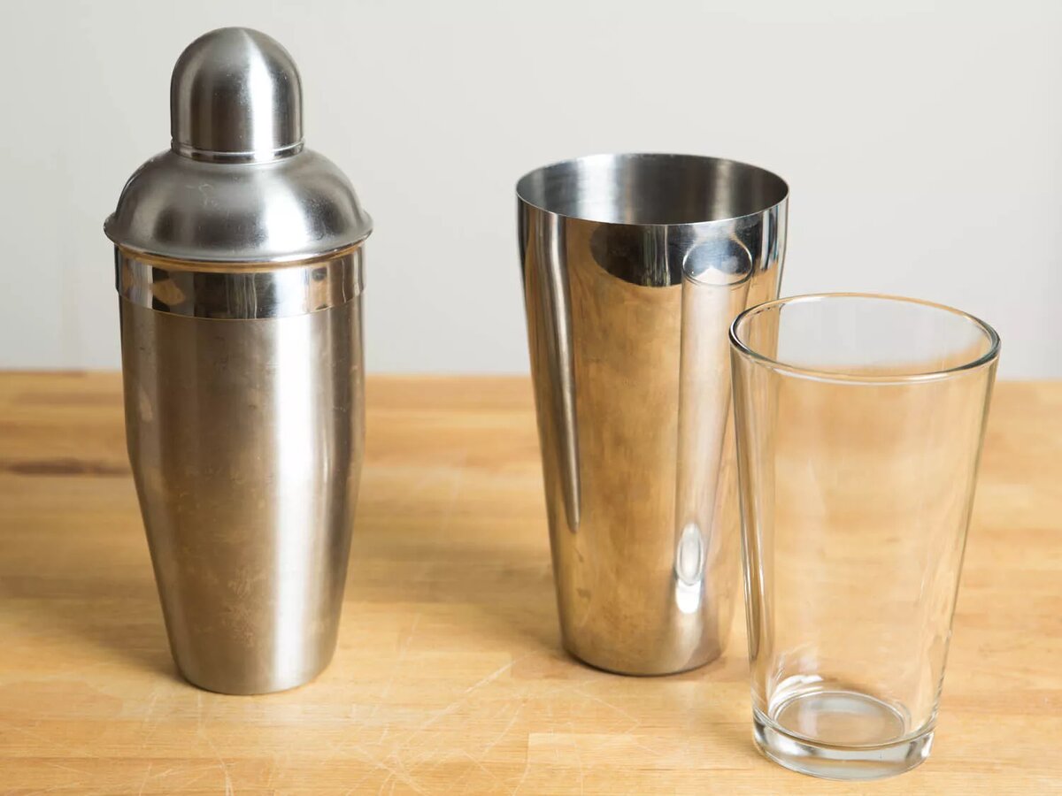 Сапожник слева, бостонский шейкер справа.