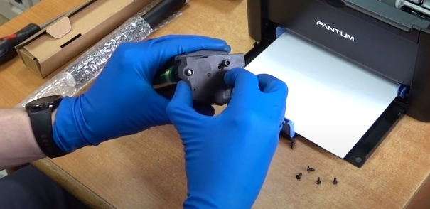 Снимаем крышку, придерживая пробку