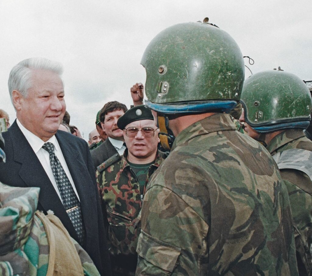 Ельцин с военными во время войны
