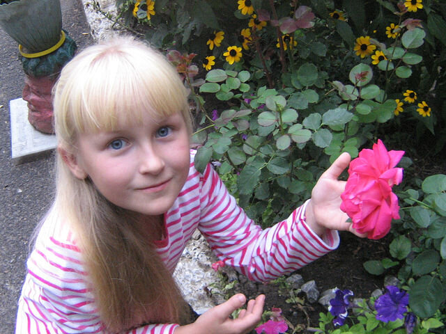 Маленькая девочка, ещё не знающая свою будущую профессию