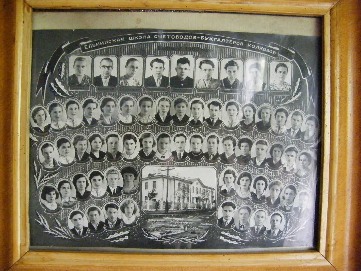 Фото выпускников Ельнинской школы счетоводов-бухгалтеров колхозов в заброшенном доме в Ярилово. 2010 г.