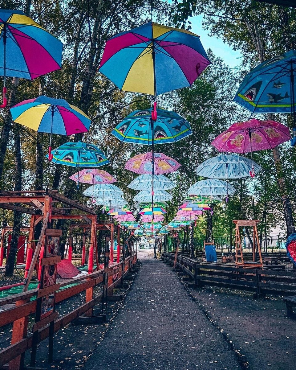 Вы не любите Осень?! 🍂  - Ха, да у вас просто нет красивого зонтика!..)) 🦔                       Аллея зонтиков в парке Гагарина 🪴