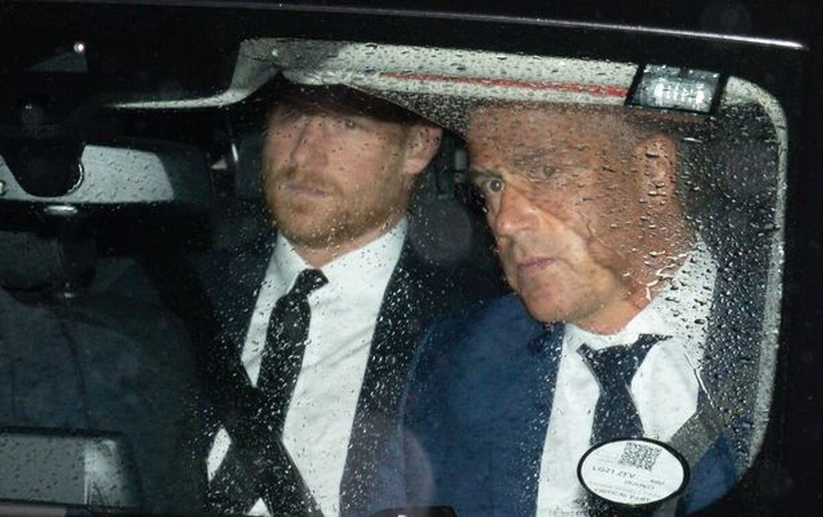 Принц Гарри спешит к королеве Елизавете II. Фото dailymail.co.uk