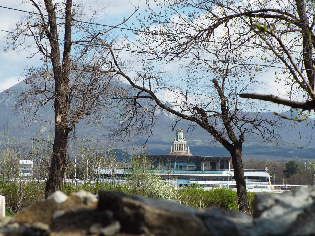 Пятигорский Ипподром, вид на Бештау (апрель 2021 года)