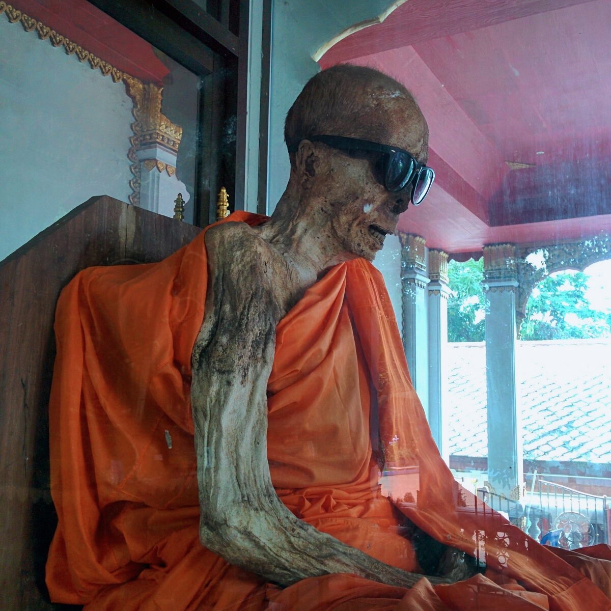 Луанг Пхо Даенга, мумифицированный монах в храме Ват Кунарам, Ко Самуи, южный Таиланд. 