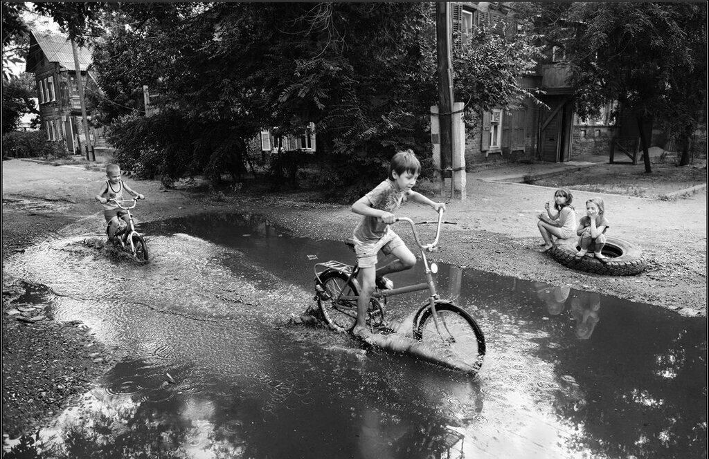 Детство москва. Советское детство 80-х. Советское детство на велосипеде. Детство 70-х. Советские дети на велосипеде во дворе.