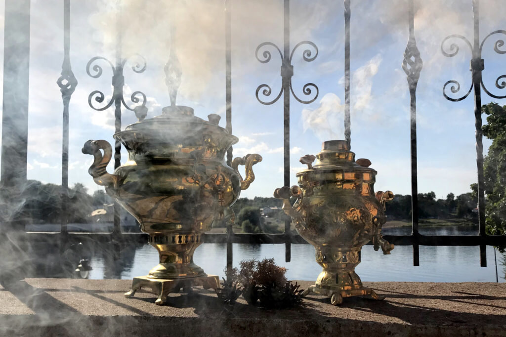 Русский и иранский самовары, шишки и можжевеловые веточки. © Ольга Никандрова