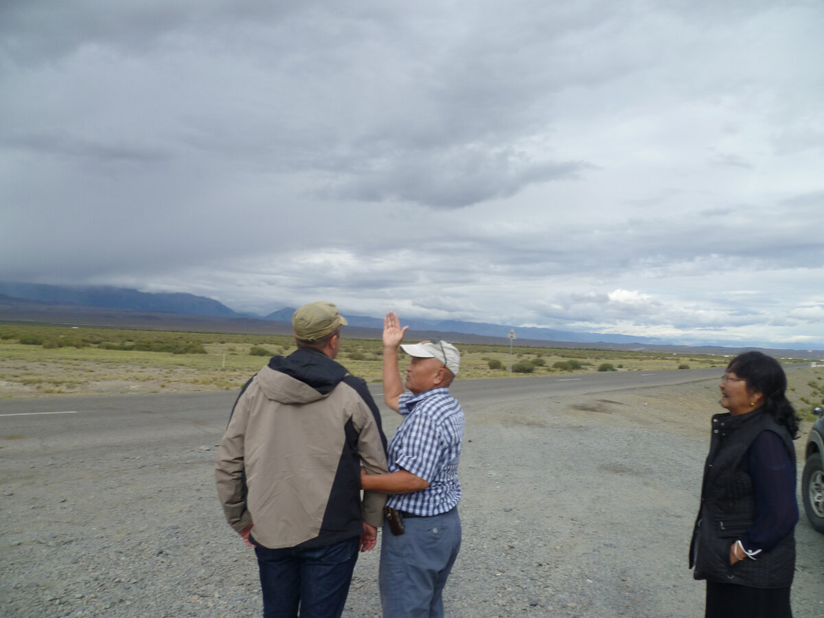 Прошлый день был спокойным на расслабоне. Мы побывали сперва на празднике юбилея школы, потом погостили у нашего дарги... А на следующее утро добрейший и гостеприимнейший дарга со своей женой проводили нас до выезда из Улаангома. Там мы обнялись и понадеялись, что ещё когда-нибудь...