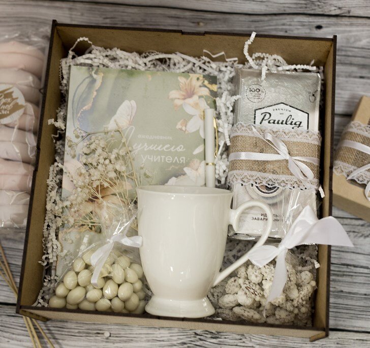 Подарочный набор учителю в деревянной коробке «Белые цветы»