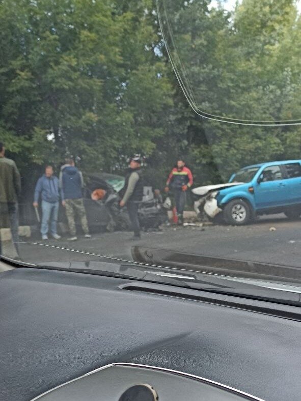 В Красноярске авто смяло после аварии