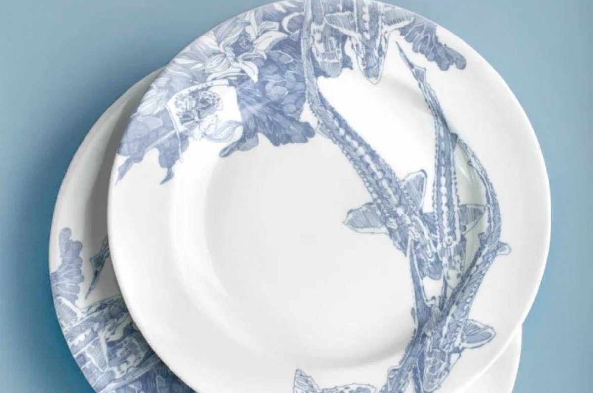    Астраханские осетры украсили фарфоровый сервиз