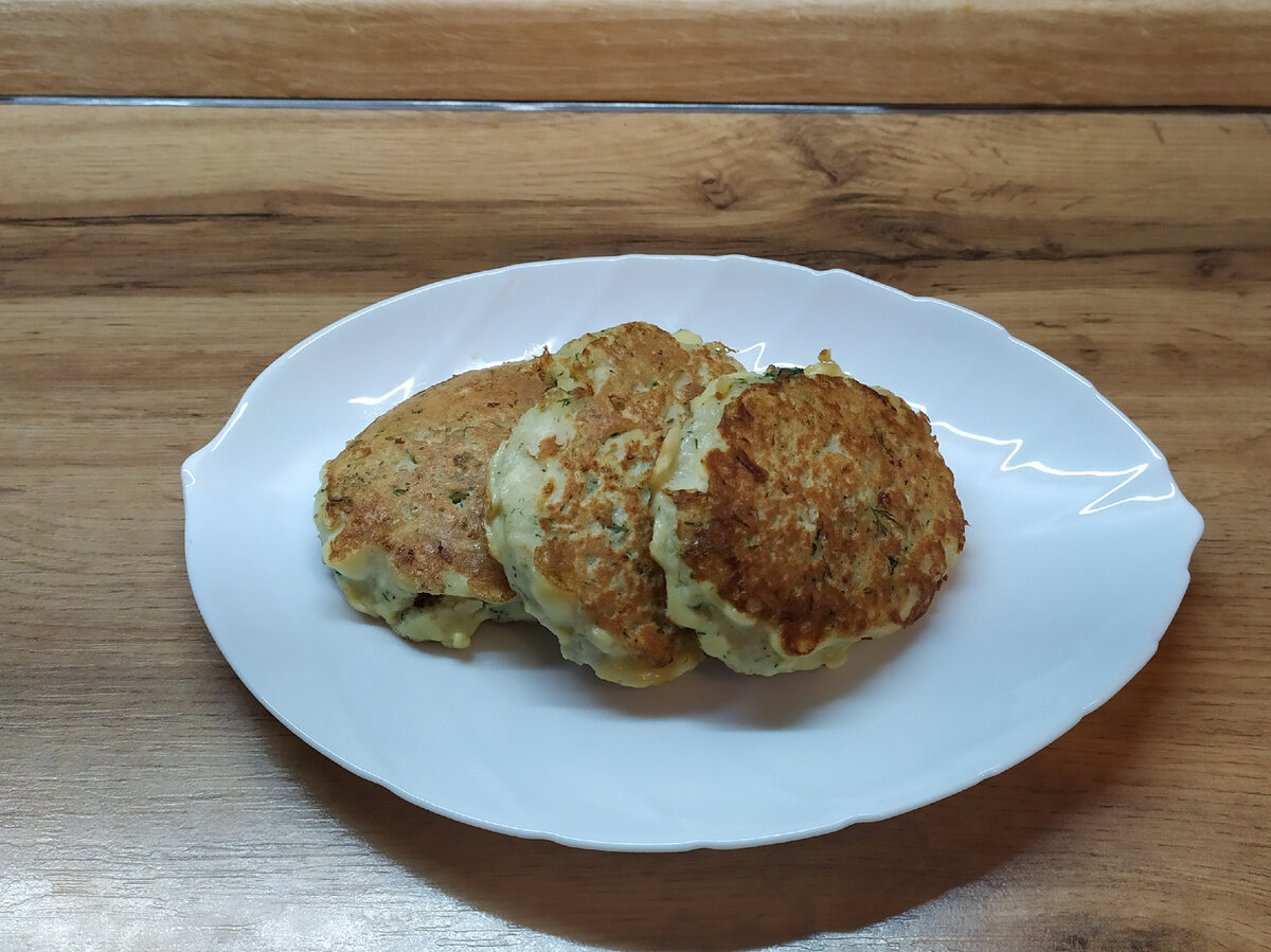 К таким пп-оладьям подойдёт соус на основе сметаны 