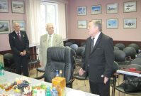 17 сентября 2008 г., пресс-центр Лётно-испытательной станции КБ Ар. Микояна. Поздравление от земляков с 80-летием. Слева – Леонид Степанович Попов – заслуженный штурман-испытатель СССР, Герой России