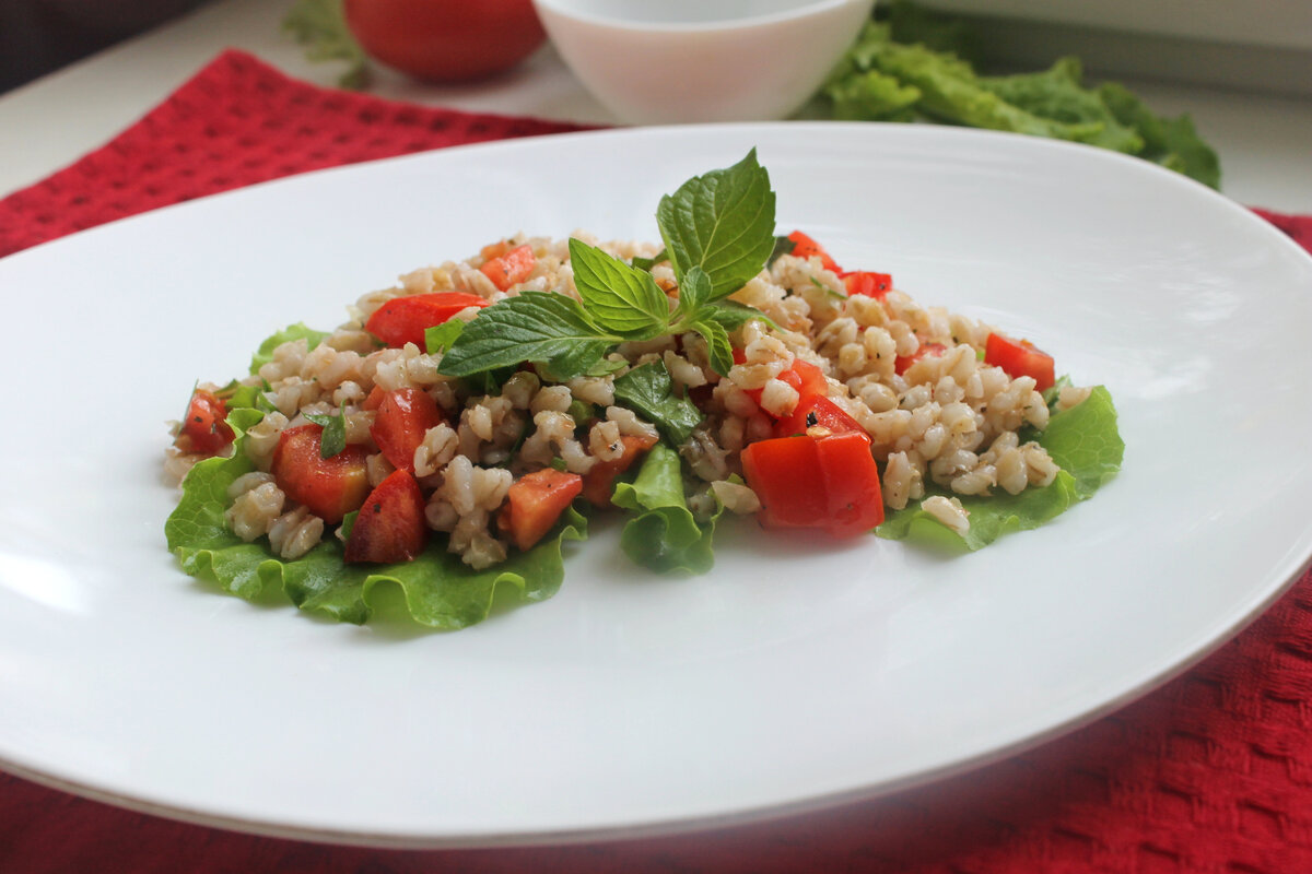 Легкий питательный салат с перловой крупой: получилось неожиданно вкусно и  оригинально - простой рецепт для вас | Вкусная копилка: рецепты для  начинающих | Дзен