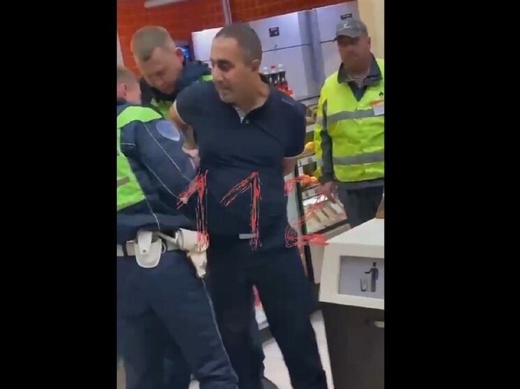     виновника происшествия задерживает полиция. фото ТГ 112