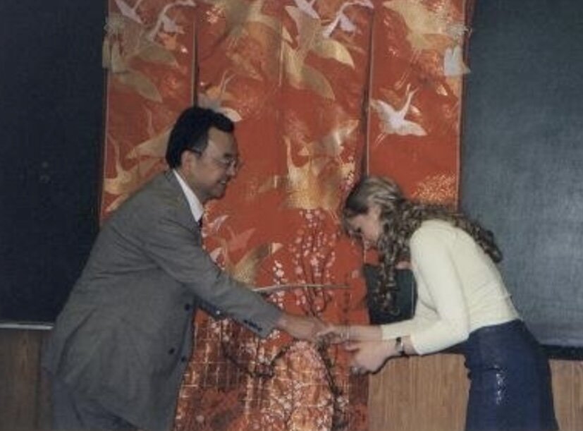 «Надо сказать, у меня настоящий талант для выполнения практических обязанностей. Я схватываю всё на лету, действую энергично, никогда не жалуюсь. Кроме того, я - реалист. Вот почему, когда я объявил, что хочу уйти , старший компаньон даже предложил мне небольшую прибавку к жалованью.» (Цитата из книги «Хроники Заводной Птицы»).