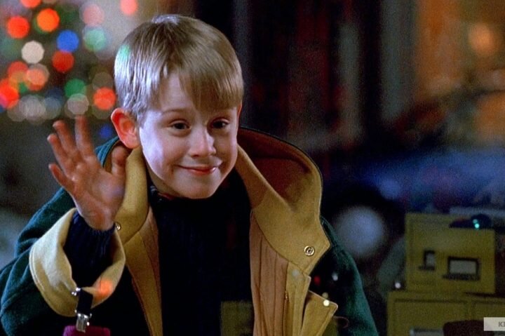 Грабители решили обокрасть дом под Рождество, но не учли, что Кевин случайно остался дома и что это первый шалопай в округе. То, что вытворяет маленький мальчик с двумя брутальными мужиками, не поддаётся описанию, но это настолько смешно, что ни один фильм-эпигон не смог превзойти оригинал.