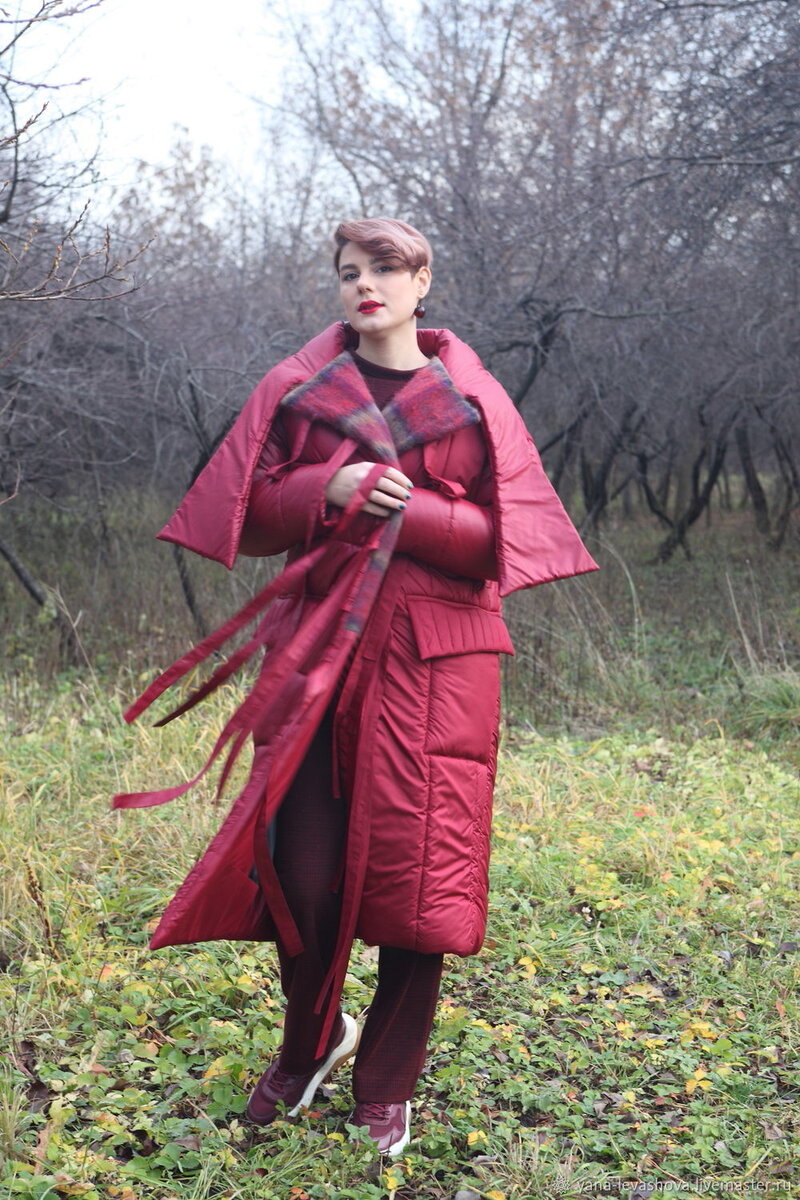 Всем привет! С вами Яна Левашова - Дизайнер и Блогер. Фото было сделано практически пару лет назад, когда и была закончена работа над данной курткой.