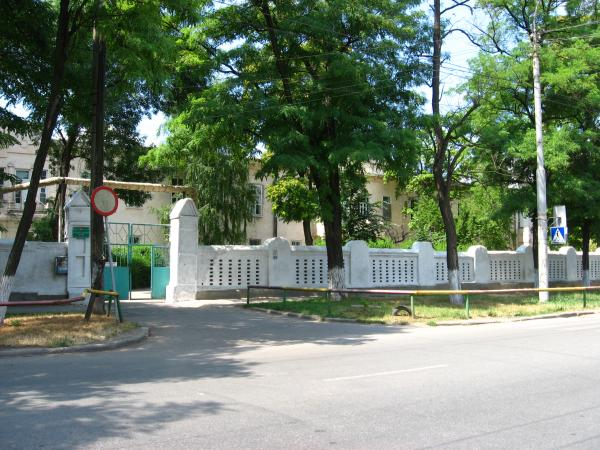 Кирпичная ограда и больница 19 века 