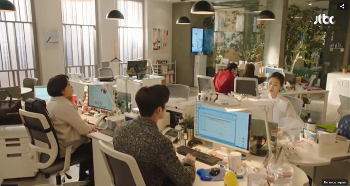 Офис.  Березки колосятся, самовар кипит. 