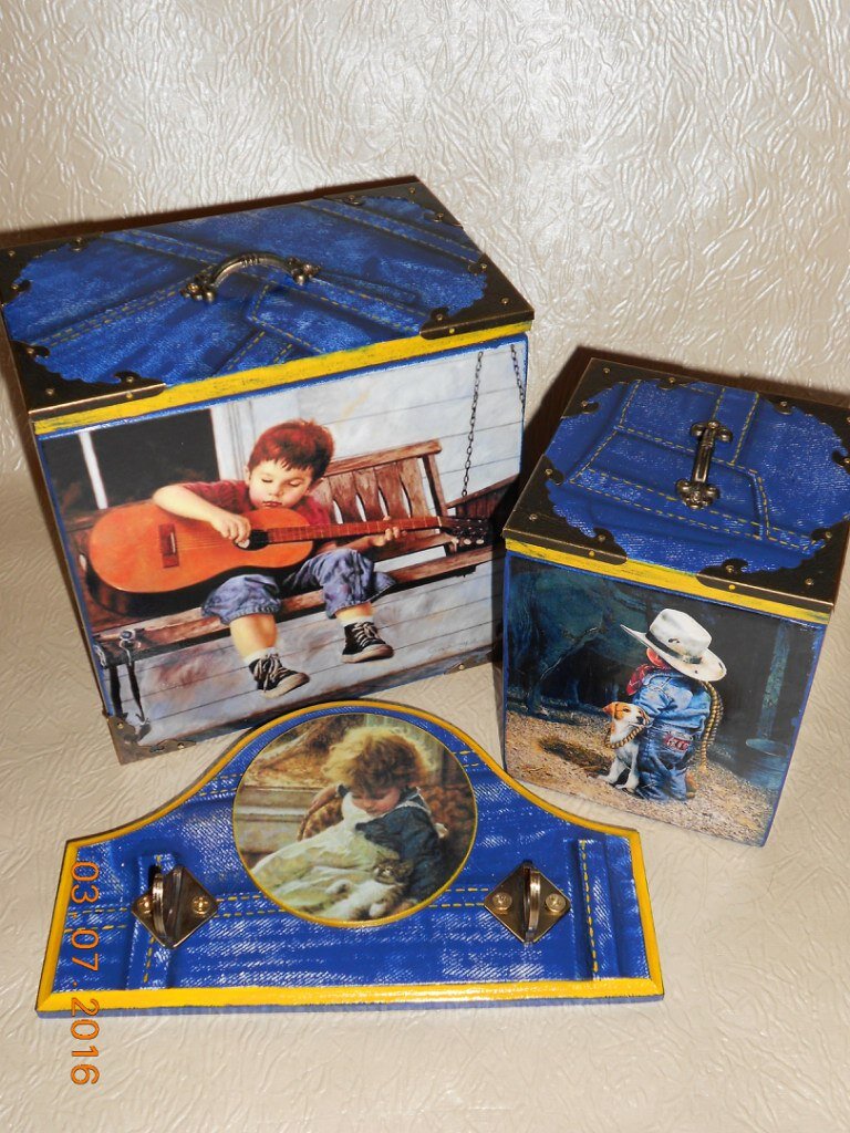 Старое фото, когда я только начинала увлекаться декупажем. Самый первый комплект, который я сделала с использованием обрезков джинс.