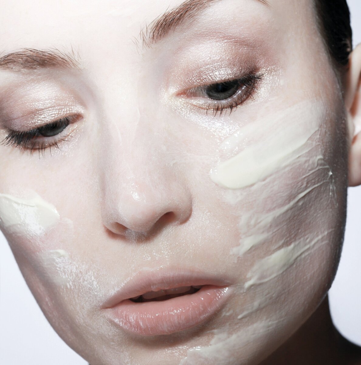 ухаживание за кожей лица. девушка в маске для лица. девушка ухаживает за собой. мытьё головы в парикмахерской. натуральная косметика девушка.