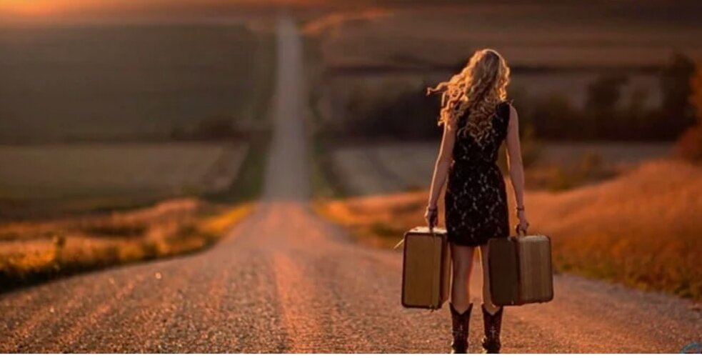 Почему так получилось? Все дело в том, что наш мозг представляет собой сложную динамическую систему, которая всегда стремится к равновесию с окружающей средой. Годами отработанные привычки и шаблоны поведения укореняются и закрепляются в виде нейронных цепей. Нейронная цепь – путь, по которому электрический импульс проходит быстро и легко, затрачивая минимальное количество энергии.

Когда вы пытаетесь совершить квантовый скачок из привычной унылой и безрадостной жизни в светлое продуктивное будущее, вашему мозгу сложно сразу перестроиться. Новые нейронные цепи еще не сформировались, а старые не распались. Импульсы проходят очень медленно, блуждая в лабиринтах незнакомых клеток, на их передачу тратится большое количество энергии. Поэтому вы можете чувствовать себя опустошенным и разбитым.

Чтобы процесс изменений проходил легко и гладко, нужно постепенно перестраивать свой мозг, формируя новые нейронные цепи. Делается это посредством закрепления новых привычек, многократного повторения полезных действий и отказа от вредных.Держу пари, что это не первая ваша попытка начать жить заново. Наверняка вы, как и большинство людей, хоть раз давали себе обещание кардинально измениться и начать новую жизнь, не оставив в ней места былым вредным привычкам, порокам, недостаткам. За гипотетическое начало этой самой «новой» жизни мог приниматься следующий понедельник, первый день нового года, начало отпуска и т. п.

В день «икс» вы честно пытались свой замысел осуществить, но что-то шло не так – то будильник не прозвенел, и вы проспали пробежку, то соседка предательски заманила вас вкусным тортом и диету пришлось отложить, то телевизор загипнотизировал и приковал вас к дивану, не дав возможности спокойно заниматься английским. И вот уже новая жизнь, где вы красивый, умный и успешный, отодвигается на неопределенный срок.

Запомните, новая жизнь – это не та крепость, которую нужно брать штурмом. Не стоит пытаться кардинально изменить себя и свою жизнь одним махом. Очень многие люди совершают эту досадную ошибку и терпят неудачу за неудачей. Упущенных понедельников становится все больше, а мотивации поменяться – все меньше.

Хотя кажется, что вы все сделали правильно: купили абонемент в спортзал, записались на курсы испанского, запаслись здоровым питанием, выкинули сигареты – и все это в первый день вашей новой жизни. Вот только похож он почему-то оказался на день открытых дверей в аду. Вам было неприятно и некомфортно, вы устали и при этом ничего не успели. После такой демо-версии новой жизни старая покажется не такой уж плохой.Держу пари, что это не первая ваша попытка начать жить заново. Наверняка вы, как и большинство людей, хоть раз давали себе обещание кардинально измениться и начать новую жизнь, не оставив в ней места былым вредным привычкам, порокам, недостаткам. За гипотетическое начало этой самой «новой» жизни мог приниматься следующий понедельник, первый день нового года, начало отпуска. 