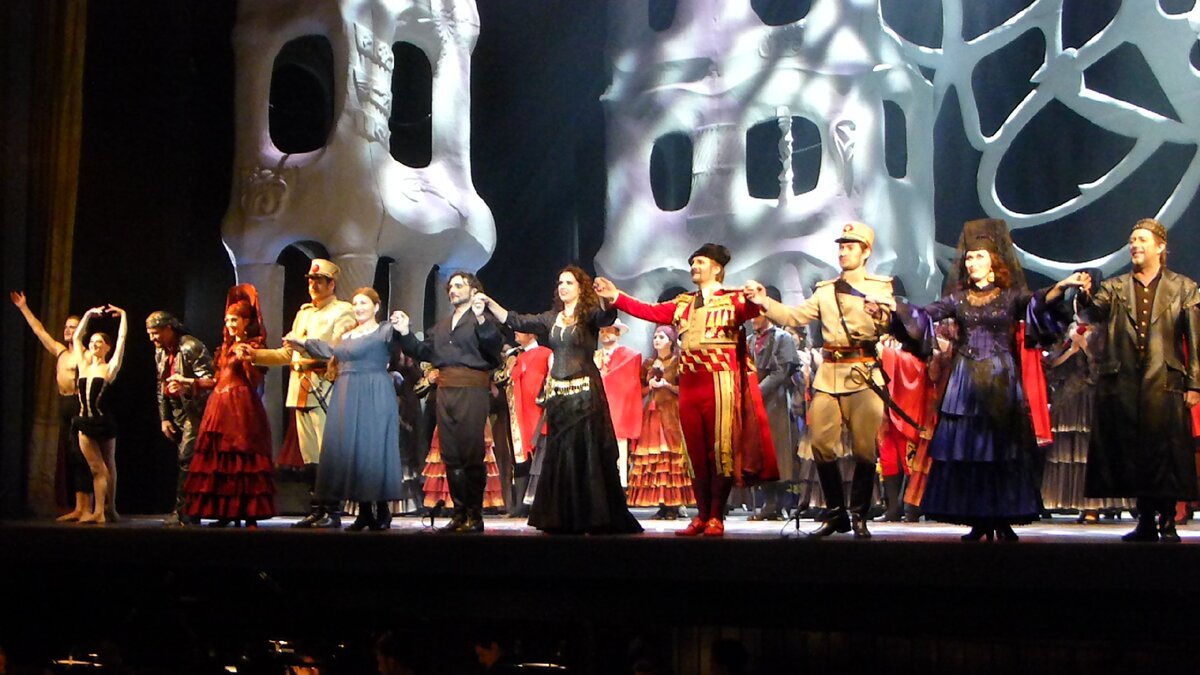 Солисты и хор после спектакля