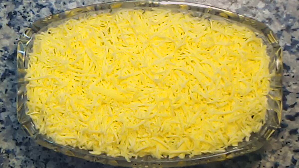 Слоёный салат Элегия - НЕЖНЫЙ, ЛЕГКИЙ И ОЧЕНЬ ВКУСНЫЙ!!! Приготовьте и порадуйте своих родных и близких! 
Ингредиенты:
ветчина (индейка) - 200 гр.
огурец свежий - 180 гр.
сыр - 120 гр.
яйцо - 2 шт.
чернослив - 90 гр.
майонез

1 слой - ветчина, нарезанная тонкими полосками, смазать майонезом.
2 слой - огурцы, натертые на крупной тёрке (выделившийся сок слить), смазать майонезом.
3 слой - чернослив, нарезанный мелкими кубиками.
4 слой - сыр, натертый на мелкой терке, смазать майонезом.
5 слой - яйца, натертые на мелкой терке.