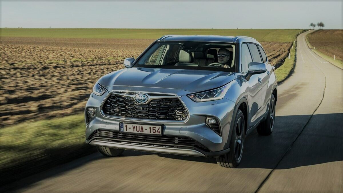Почти пять метров в длину, полный привод и гибридный привод: семиместный Highlander завершает линейку внедорожников Toyota на вершине.