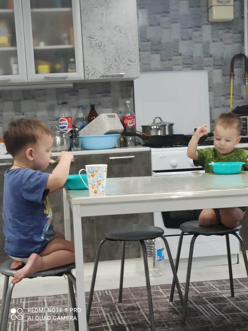 Даже фотки присылал, что они с детьми живы и здоровы 😁😁😁