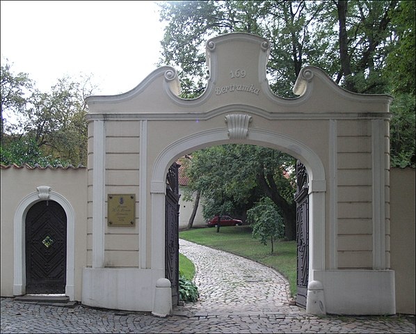 Ворота усадьбы Бертрамка (фото с "Вики")