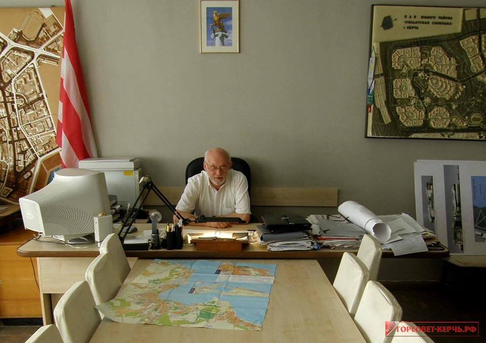 Слева от Анатолия Александровича флаг города