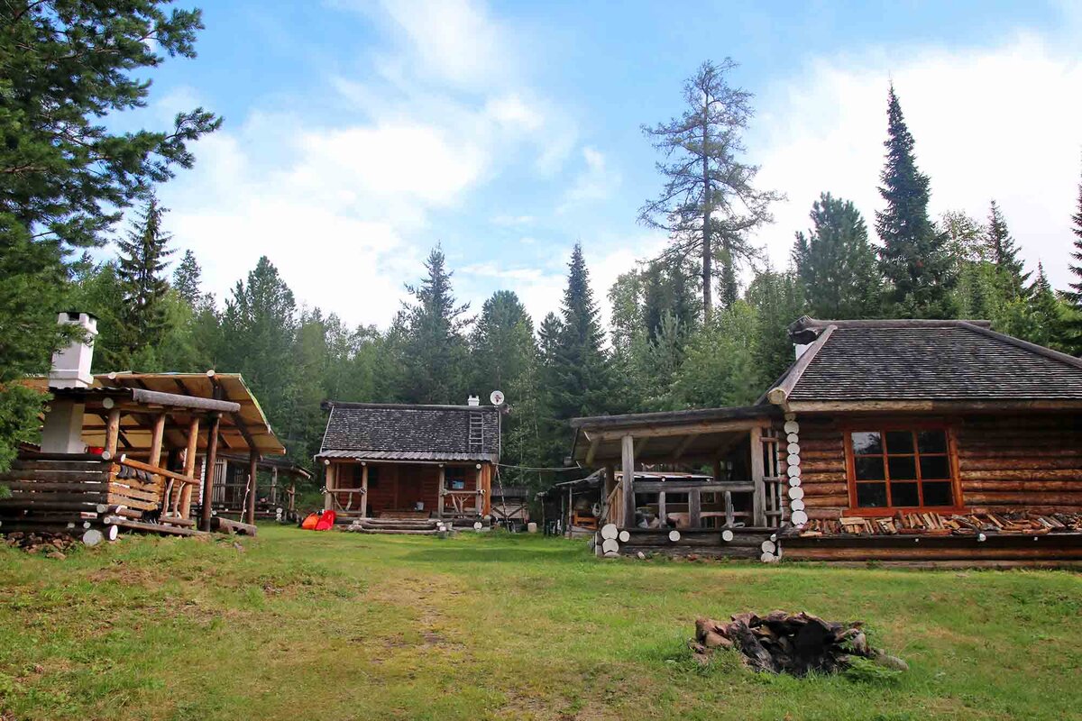 База стоит на поляке среди леса.